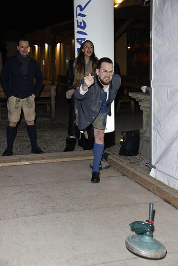 Er gibt alles - mit Erfolg: Das Team rund um Joelina Drews und Adrian Louis holt bei der Trachten-WM den Sieg.