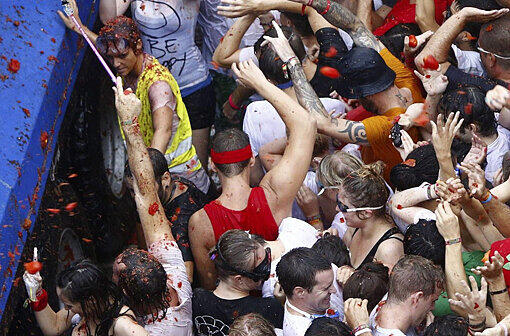 Links im Bild: der Karajan unter den Tomatina-Besuchern.