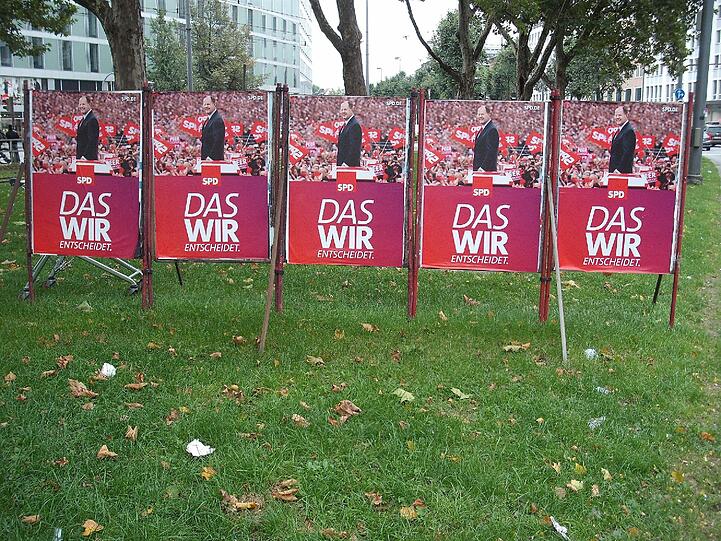 Teils beschädigt, teils überklebt, in jedem Fall unschön fürs Stadtbild: Die Plakate von Landtags- und Bundestagswahlkampf stehen und hängen noch überall herum.