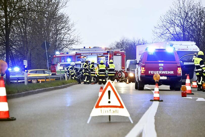 In Kirchheim rammte ein Audi A6 einen abbiegenden VW Golf, dabei wurde der Golf-Fahrer schwer verletzt.