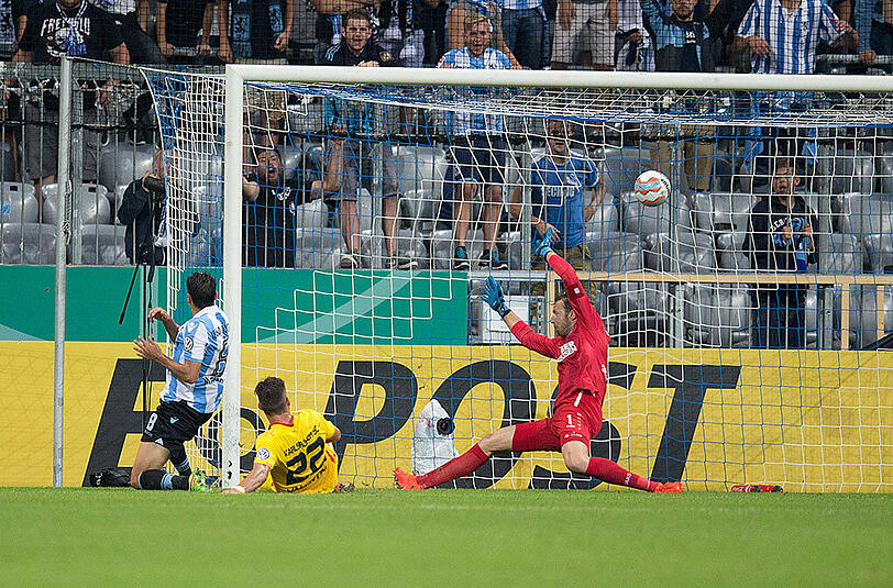 Die Entscheidung: Karim Matmour (l.) netzt wenige Sekunden vor dem Ende zur 2:1-Führung ein.