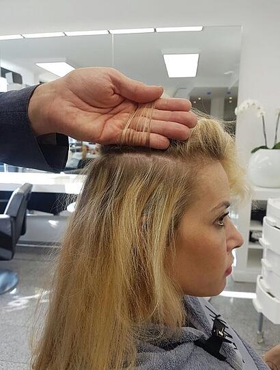 Haarverdichtung via medizinischem Kleber: Sarah bei Promi-Friseur Peter Safarik