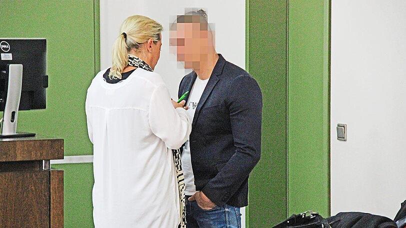 Das Geburtstagskind spricht mit seiner Anwältin Nicole Obert.