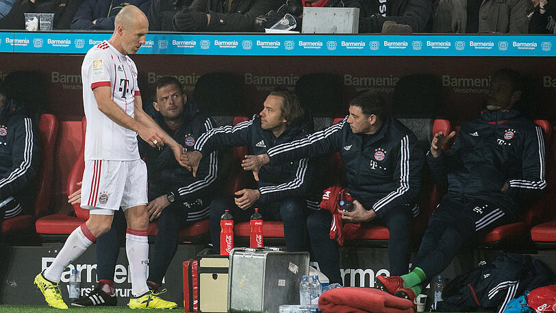 Feierabend in Leverkusen: Bei seiner Auswechslung sah Arjen Robben nicht besonders glücklich aus.