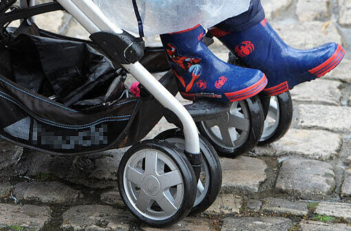 Der Mann rempelte so ungeschickt an den Kinderwagen, dass die Mutter rückwärts aus dem Bus stürzte. (Symbolbild)