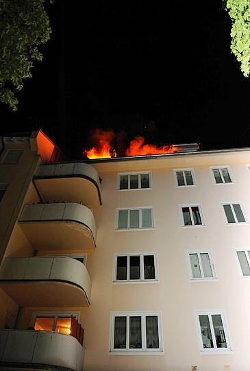 Einsatz in der Schwanseestraße: Die Feuerwehr drang von zwei Seiten zum Brandherd vor.