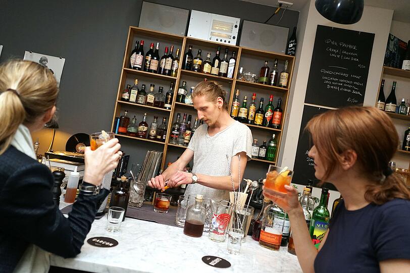 Mario Messig beim Zubereiten von Drinks in seiner neuen Bar Garçon an der Utzschneiderstraße.