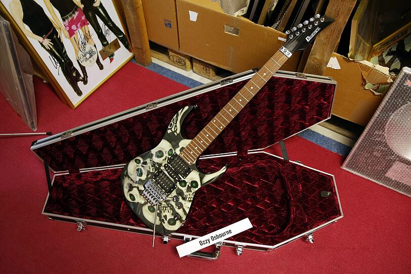 Nur Stilecht im Koffer-Sarg: Die Gitarre von Ozzy Osbourne aus seinen ganz wilden Zeiten.