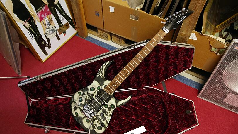 Nur Stilecht im Koffer-Sarg: Die Gitarre von Ozzy Osbourne aus seinen ganz wilden Zeiten. Nur Stilecht im Koffer-Sarg: Die Gitarre von Ozzy Osbourne aus seinen ganz wilden Zeiten.