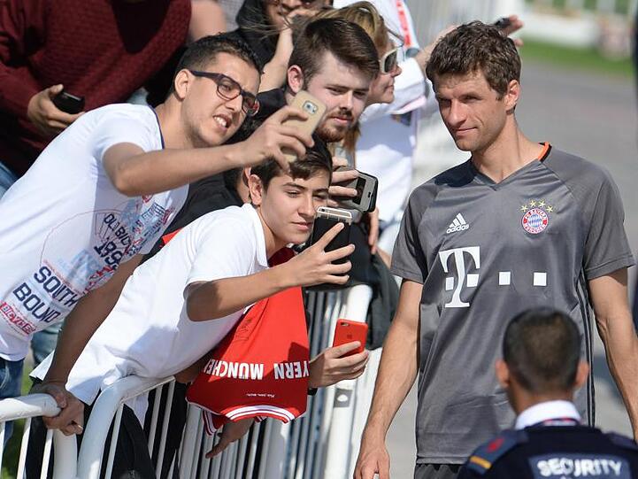 Der Umgang mit den Social-Media-Kanälen ist auch für Spitzenkicker wie Thomas Müller mehr denn je eine Gratwanderung.