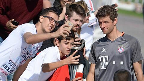 Der Umgang mit den Social-Media-Kanälen ist auch für Spitzenkicker wie Thomas Müller mehr denn je eine Gratwanderung.
