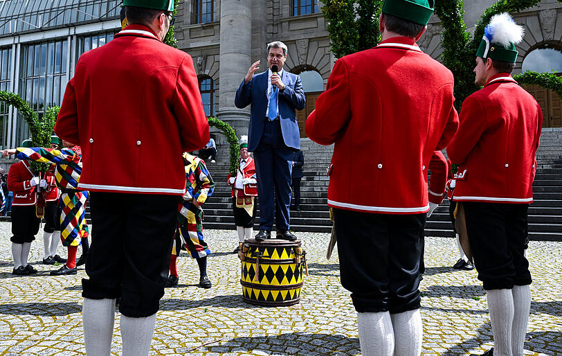 Bilder vom Schäfflertanz an der Staatskanzlei in München.