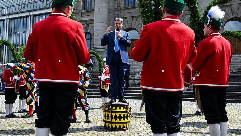 Bilder vom Schäfflertanz an der Staatskanzlei in München. Bilder vom Schäfflertanz an der Staatskanzlei in München.