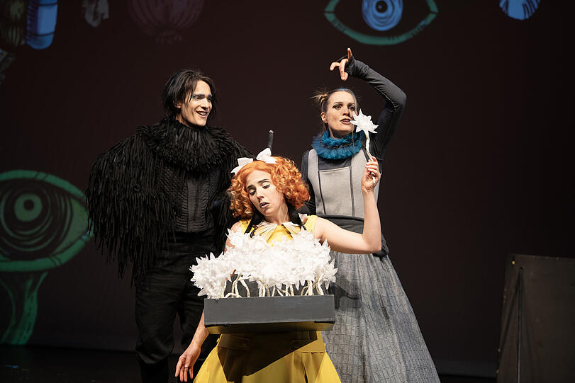 Janosch Fries als Rabe Abraxas, Annelie Straub (vorne als Blumenmädchen) und die kleine Hexe (Simone Oswald).