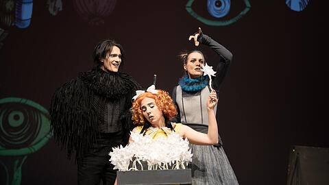 Janosch Fries als Rabe Abraxas, Annelie Straub (vorne als Blumenmädchen) und die kleine Hexe (Simone Oswald).