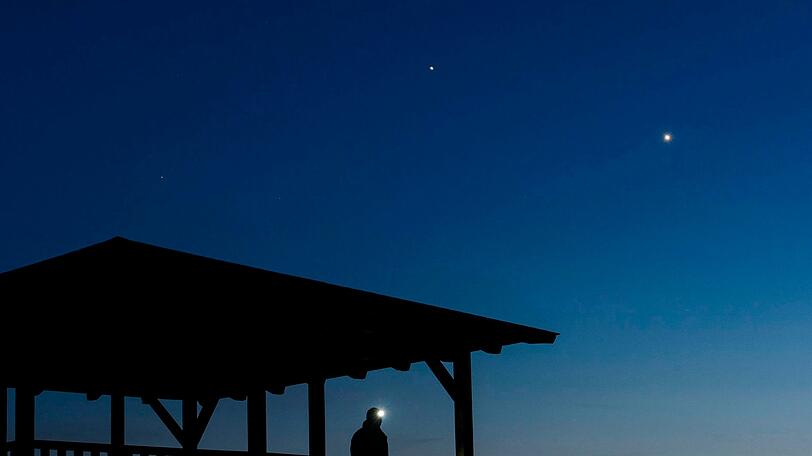 Ein Blick in den Himmel. Der helle Punkt rechts ist die Venus. In der Mitte ist klein der Jupiter zu sehen.