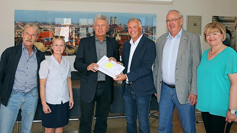 OB Dieter Reiter (3.v.l.) mit Vertretern der Bürgerinitiative.