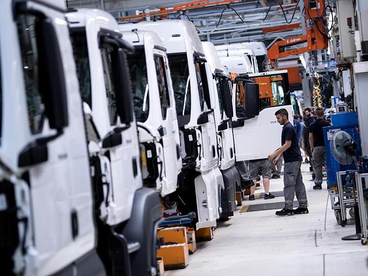Mitarbeiter von MAN Truck & Bus arbeiten an einer Produktionsstraße in München. Die Traton-Tochter hat seine Werke in Europa geschlossen.