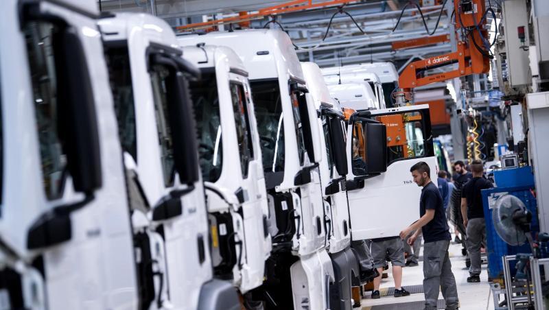 Mitarbeiter von MAN Truck & Bus arbeiten an einer Produktionsstraße in München. Die Traton-Tochter hat seine Werke in Europa geschlossen. Mitarbeiter von MAN Truck & Bus arbeiten an einer Produktionsstraße in München. Die Traton-Tochter hat seine Werke in Europa geschlossen.