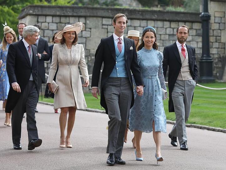 Michael (l-r) und Carole Middleton, James Matthews, seine Frau Pippa Middleton und James Middleton auf dem Weg zur Hochzeit.