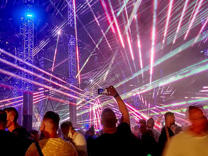 Raver tanzen beim Technofestival "Nature One". Zehntausende Besucher feiern beim 25. Elektro-Festival im Hunsrück.