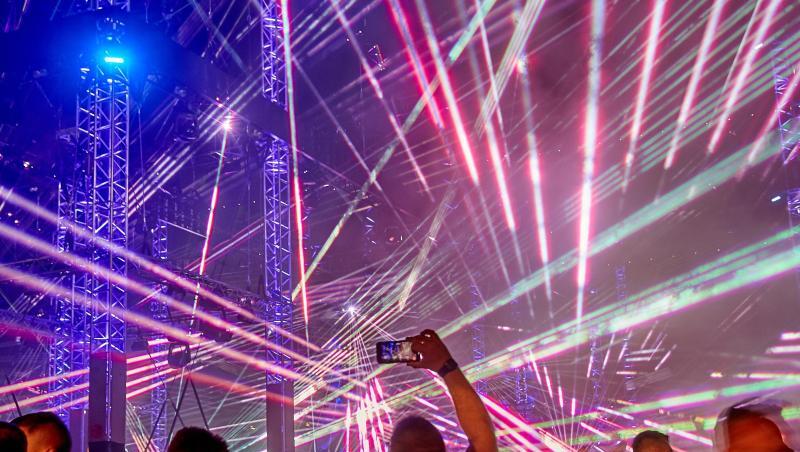 Raver tanzen beim Technofestival "Nature One". Zehntausende Besucher feiern beim 25. Elektro-Festival im Hunsrück. Raver tanzen beim Technofestival "Nature One". Zehntausende Besucher feiern beim 25. Elektro-Festival im Hunsrück.