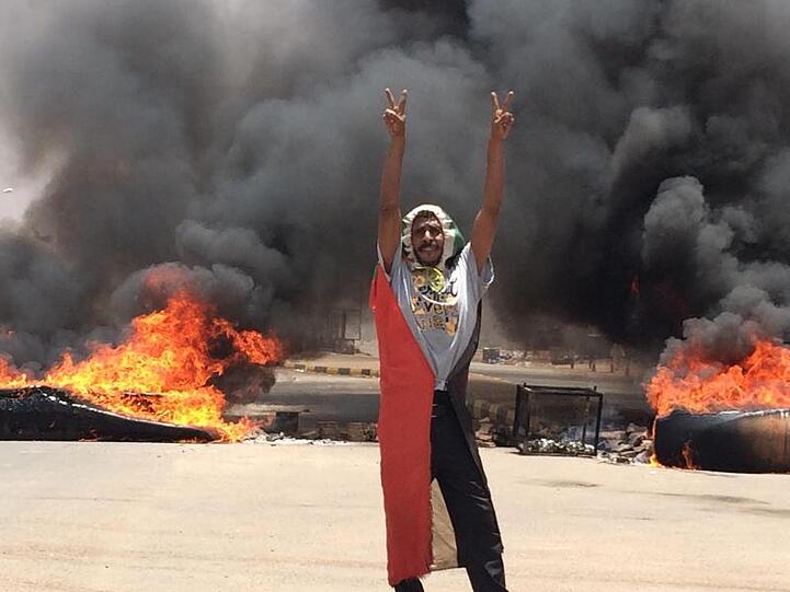 Demonstrant in Khartum: Seit Wochen steigen die Spannungen im Sudan zwischen dem Militär und der Opposition.