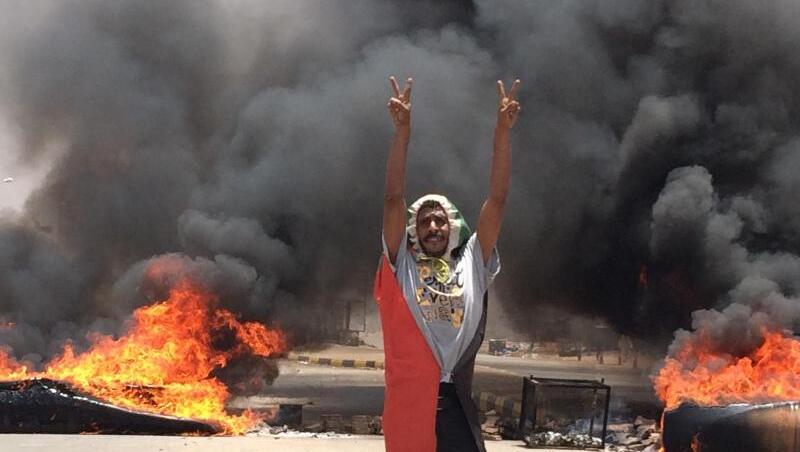 Demonstrant in Khartum: Seit Wochen steigen die Spannungen im Sudan zwischen dem Militär und der Opposition. Demonstrant in Khartum: Seit Wochen steigen die Spannungen im Sudan zwischen dem Militär und der Opposition.