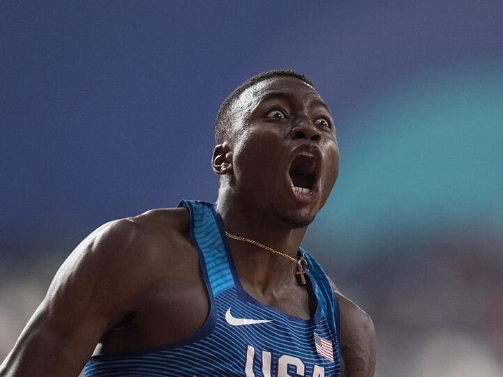 Euphorisch feiert Grant Holloway seinen Sieg über 110 Meter Hürden.