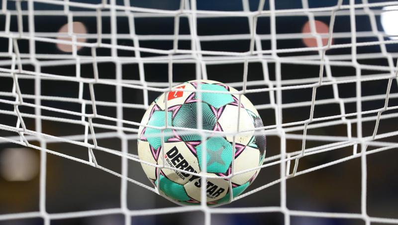 Ein Fußball liegt vor der Partie im Netz.