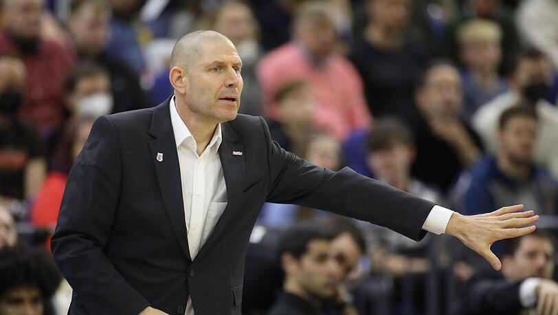 Trainer Oren Amiel von den Brose Bamberg gestikuliert am Spielfeldrand.