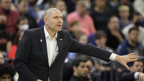 Trainer Oren Amiel von den Brose Bamberg gestikuliert am Spielfeldrand.