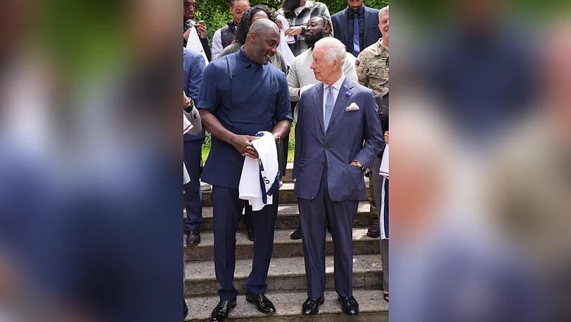 König Charles und Idris Elba im Garten des St. James's Palast.
