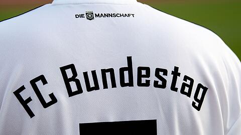 Der FC Bundestag muss einem Gerichtsurteil zufolge Abgeordneten aller im Bundestag vertretenen Parteien offen stehen.