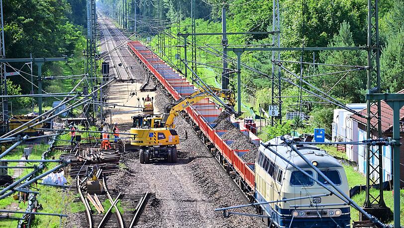 Im August begannen die Modernisierungsarbeiten auf der Strecke Hamburg-Berlin, die dafür bis April 2026 gesperrt ist. (Archivbild)