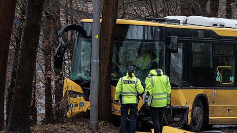 Ein Autofahrer kam mit lebensbedrohlichen Verletzungen ins Krankenhaus.