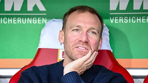 Augsburgs Sportdirektor Benjamin Weber will sich in diesen Tagen mit Manuel Baum zusammensetzen. (Archivbild)