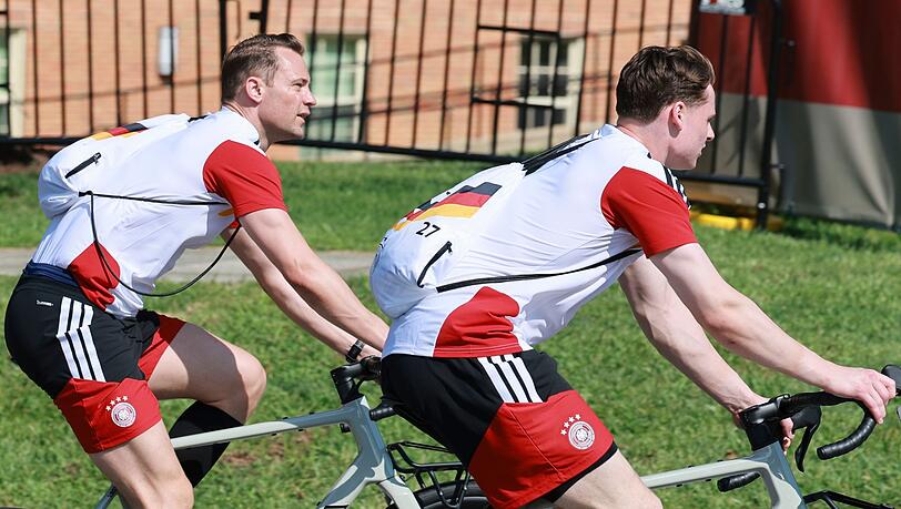 Mit Manuel Neuer (l.) versteht sich Jonas Urbig (r.) sehr gut. Mit Manuel Neuer (l.) versteht sich Jonas Urbig (r.) sehr gut.