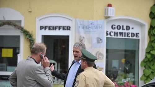 Ein Großaufgebot der Polizei war im Einsatz, um die brutalen Räuber zu fassen. Neben Streifen-Polizisten waren auch Beamte der Kripo Schwabach im Einsatz. Ein Großaufgebot der Polizei war im Einsatz, um die brutalen Räuber zu fassen. Neben Streifen-Polizisten waren auch Beamte der Kripo Schwabach im Einsatz.