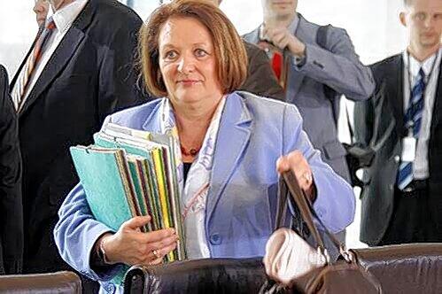 Kommt reich bepackt zur Kabinettssitzung: Justizministerin Sabine Leutheusser-Schnarrenberger. Der Druck auf sie wächst.