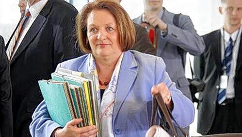 Kommt reich bepackt zur Kabinettssitzung: Justizministerin Sabine Leutheusser-Schnarrenberger. Der Druck auf sie wächst. Kommt reich bepackt zur Kabinettssitzung: Justizministerin Sabine Leutheusser-Schnarrenberger. Der Druck auf sie wächst.
