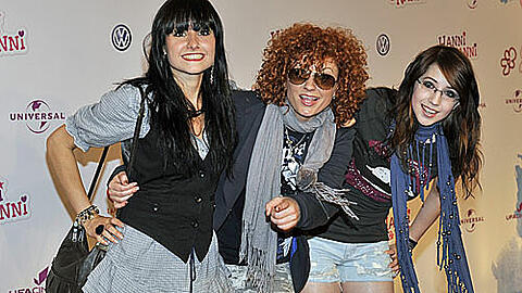 Auch die Sängerin Lucy Diakovska (M) von der Gruppe No Angels und die Sägerinnen Charly (l) und Trish von der Gruppe Black kamen zur Premiere