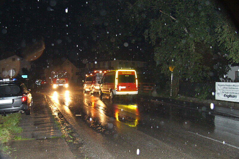 Land unter im Landkreis Rosenheim. Die Bilder von den Aufräumarbeiten in Riedering.