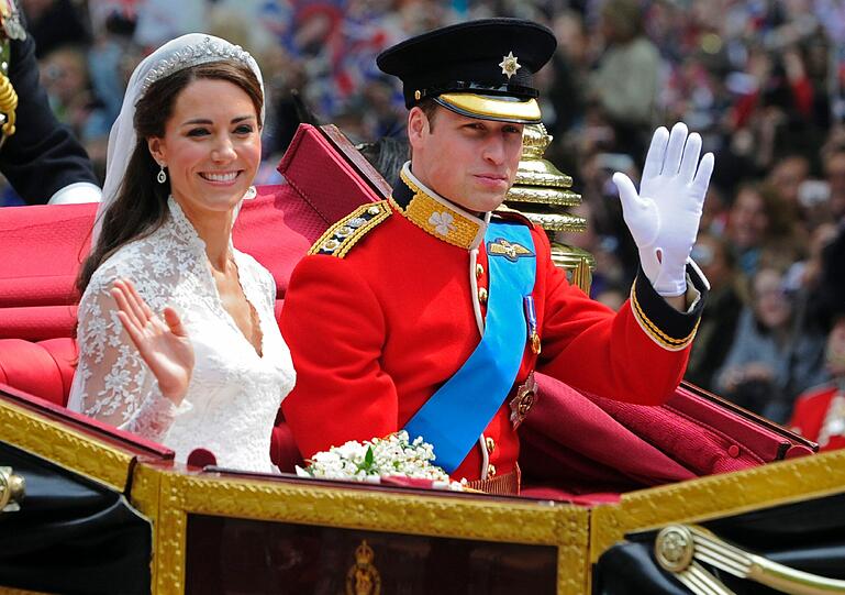 Kutschfahrt ins Familienglück: Kate und William am Tag ihrer Hochzeit. Jetzt also erwartet das Paar sein erstes Kind.