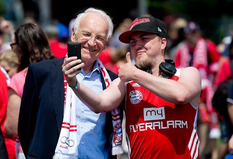 Die Basketballer des FC Bayern München feiern vor dem Audi Dome ihren Meistertitel.