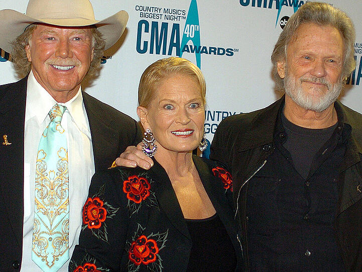 Country-Star Lynn Anderson mit ihrem Lebensgefährten Mentor Williams und Country-Kollege Kris Kristofferson (r.) bei den Country Music Association Awards in Nashville, Tennessee, 2006