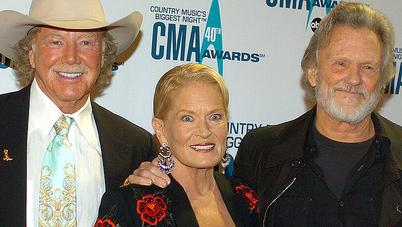 Country-Star Lynn Anderson mit ihrem Lebensgefährten Mentor Williams und Country-Kollege Kris Kristofferson (r.) bei den Country Music Association Awards in Nashville, Tennessee, 2006 Country-Star Lynn Anderson mit ihrem Lebensgefährten Mentor Williams und Country-Kollege Kris Kristofferson (r.) bei den Country Music Association Awards in Nashville, Tennessee, 2006