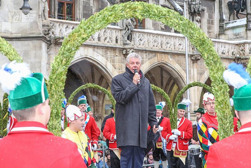 Bei eisigem Schneeregen haben die Schäffler heute am Marienplatz getanzt. Der Brauch erinnert an das Ende der Pestzeit in München.