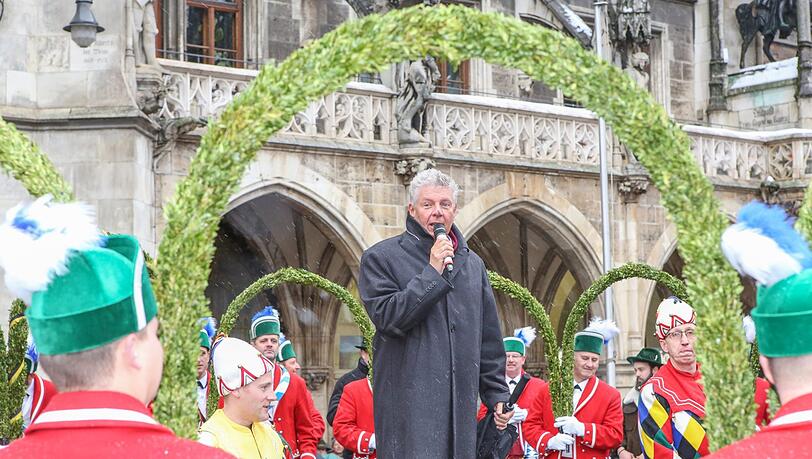 Bei eisigem Schneeregen haben die Schäffler heute am Marienplatz getanzt. Der Brauch erinnert an das Ende der Pestzeit in München. Bei eisigem Schneeregen haben die Schäffler heute am Marienplatz getanzt. Der Brauch erinnert an das Ende der Pestzeit in München.