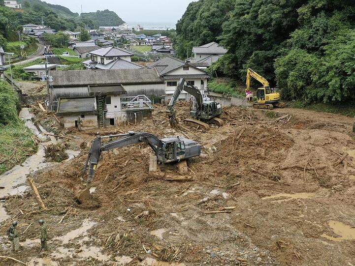 Heftige Regenfälle haben schwere Überflutungen und Erdrutsche im Südwesten Japans ausgelöst.